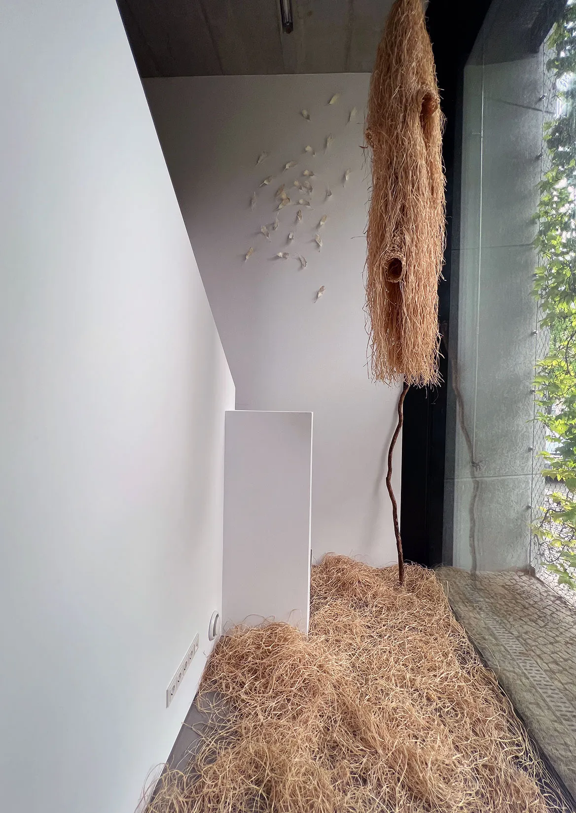 Raffia nest installation with straw on the floor